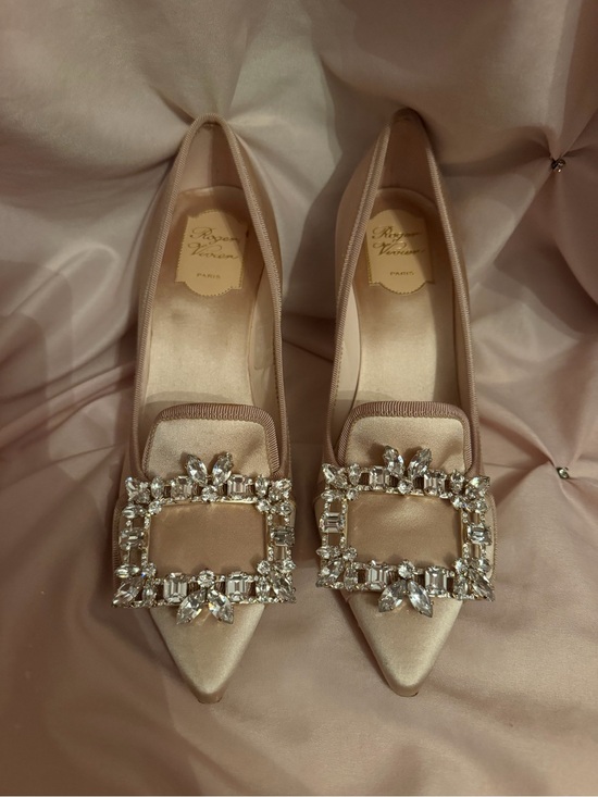 Roger Vivier Shoes - Roger Vivier champagne blush pink silk pointed-toe heels 38 crystal buckle